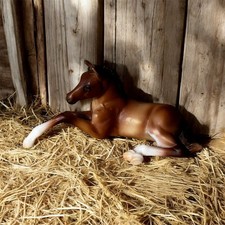 Breyer Stablemates Bay Laying Foal | 1:32 Model Horses | #5391