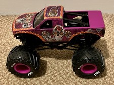 Monster Jam Calavera Monster Truck Die Cast 1:24
