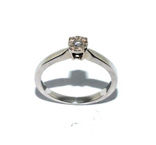 Ladies 9ct white gold ring set with a cluster of diamonds, UK size M