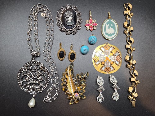 Vintage costume jewelry lot - jewelry,