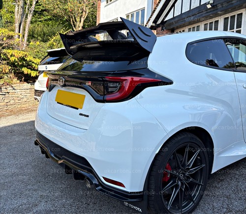 Toyota yaris spoiler carbon - toyota,