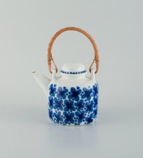 Rörstrand, Mon Amie, porcelain teapot with bamboo shank. About 1940.