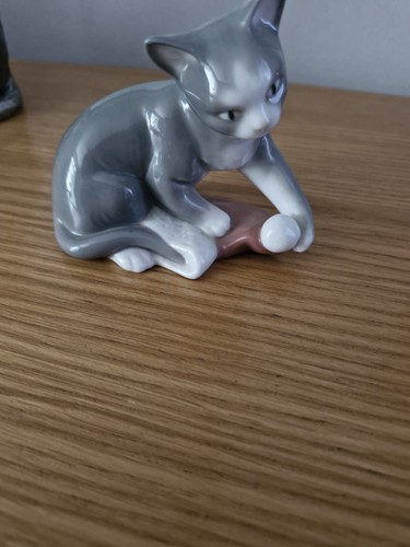 Nao glazed porcelain cat - nao,