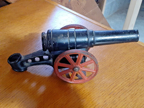 Vintage cast iron toy - cast, 9
