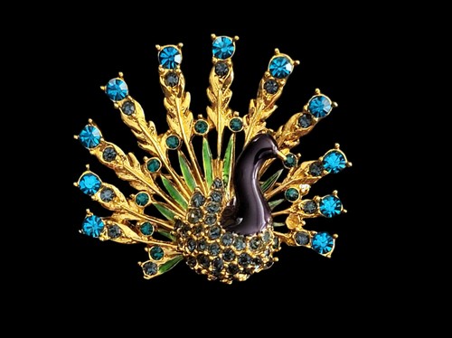 Vintage gold tone sphinx - gold,