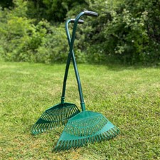 Long Handled Leaf Collecting Rake Grabs Garden Leaves Tidy Collector Grabber