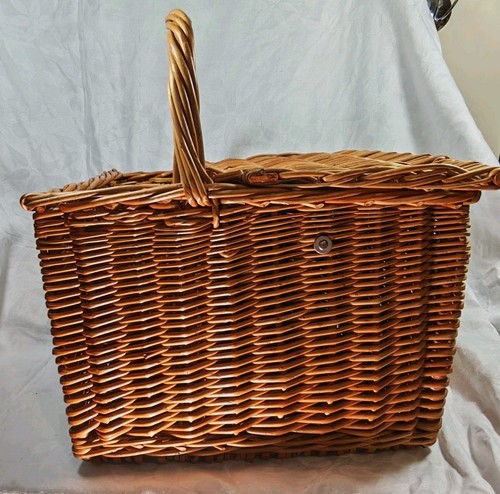Large vintage wicker picnic - large,