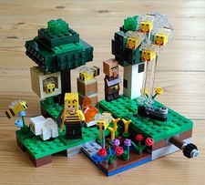 LEGO Minecraft: The Bee Farm (21165) Complete with box and instructions
