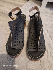 Ladies Sandals Size 6 / 6.5