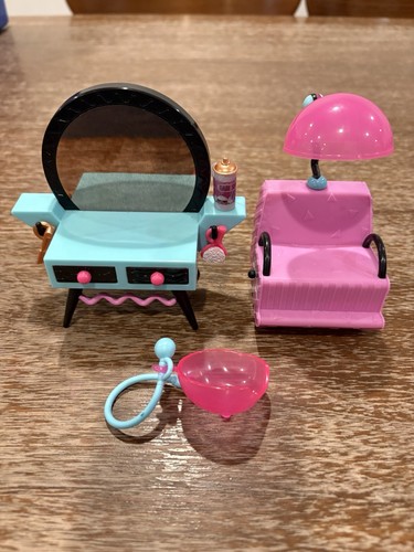 Surprise dollhouse - surprise!,