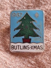 Vintage Fattorini & Sons Butlins Xmas Enamel Badge 1962