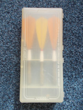 VINTAGE COLLECTIBLE KWIZ ORANGE FEATHER LARGE BRASS DARTS + PLASTIC CASE BOX