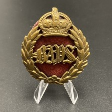 Original WW1/WW2 Queens Bays Cap Badge