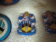 RARE OLD HUDDERSFIELD TOWN FOOTBALL CLUB (48) METAL PRESS PIN BADGE