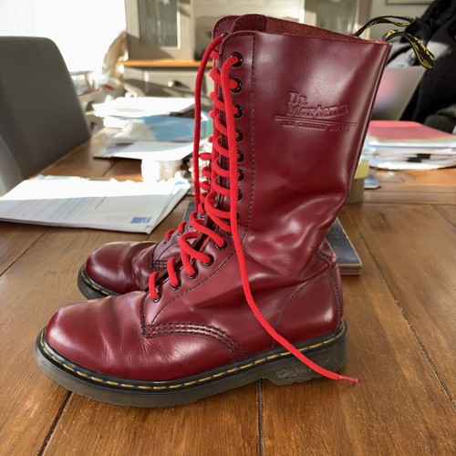 Martens airwair hole - 14,