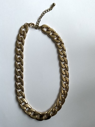 Chunky gold coloured curb