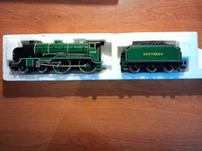 Hornby R380 SR Schools Class V Loco 928 'Stowe' Lined Green - Boxed. Mint