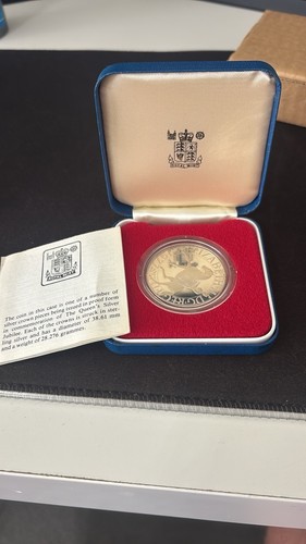 Royal mint 1977 queen - royal,