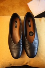 LADY'S MARKS & SPENCER WIDE FIT COURT SHOES IN BLACK SIZE 6 (WIDE FIT) CUSHION