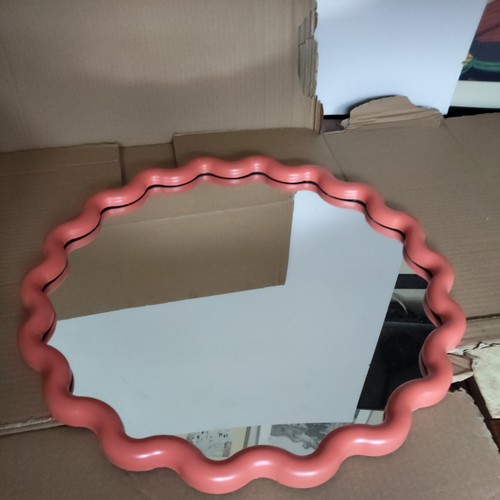 80s looking mirror wiggle