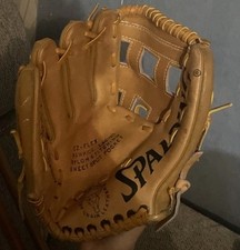 Vintage Spalding, Right Handed Throwing Baseball Glove. 42-8136.About 10"