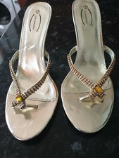 Ladies Cassandra Sandles Size 7 Gold Toepost shoes 73