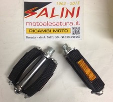Pair pedals moped