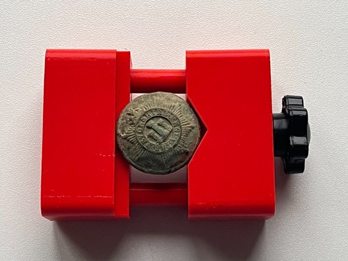 Coin button cleaning vice - /,