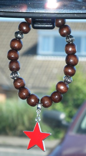 Red star pendant - in, wood