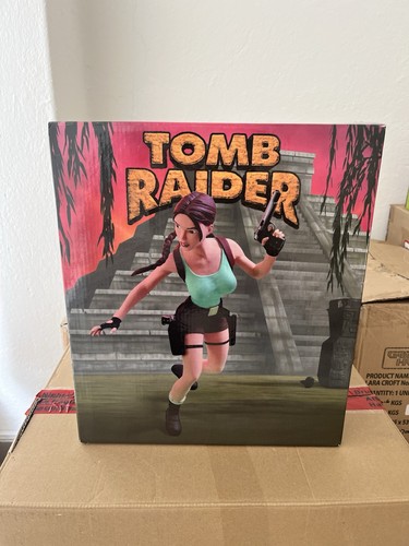 Tomb raider lara - tomb, varner