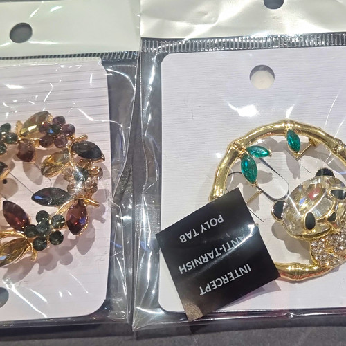 Gold tone floral wreath brooch - gold,