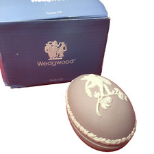 WEDGWOOD WHITE ON LILAC
