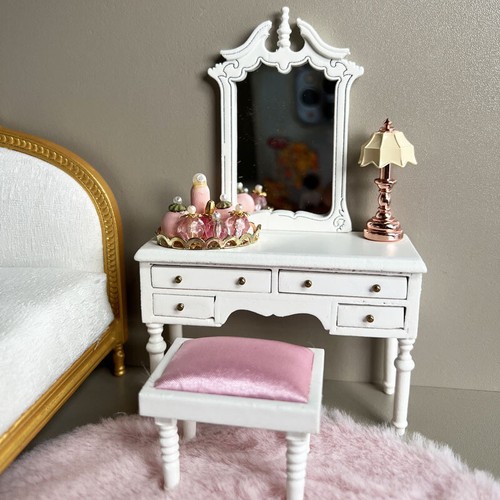 3pc scale dolls house - 1:12,