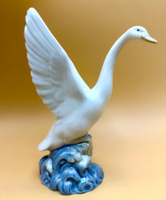 Lladro Nao Swan – “Ready