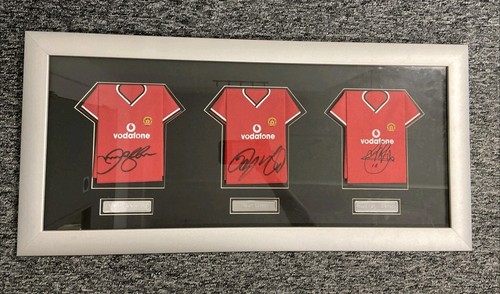 Manchester united signed shirt - united,