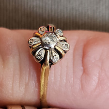  vintage 18Carat Yellow Gold  Diamond Ilusion Set Daisy Ring (Size O) hallmarked