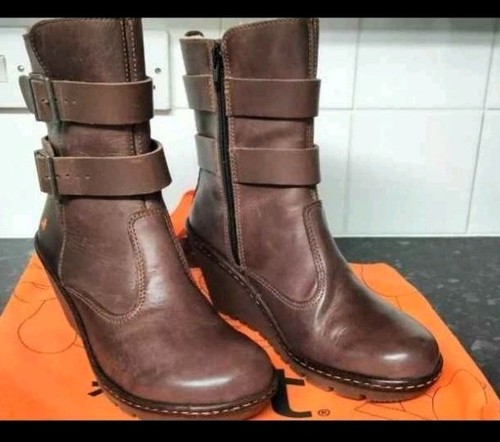 Art company lady woman brown - /,