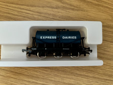 LIMA 00 Gauge Express Dairies Milk Tanker 305643W BOXED