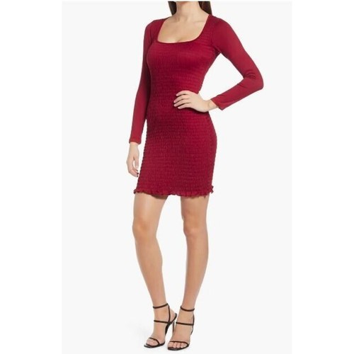Row women fully - fully, smocked