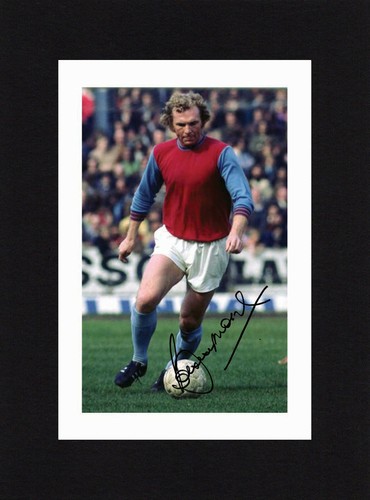 8x6 mount bobby moore signed - mount,