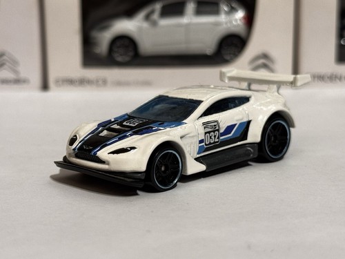 Hot wheels mainlines aston - hot,
