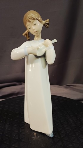 Girl with the guitar lladro - with,