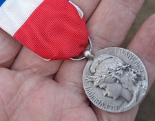 French Art Nouveau Vintage High Grade 12g Solid Silver Work Honour Medal 18mm GC