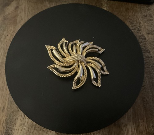 Vintage gold tone - gold, beautiful