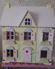 EARLY LEARNING CENTRE ROSE BUD DOLLS HOUSE AND LOADS OF FURNITURE & 5 FIGURES