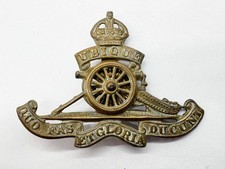 VINTAGE ROYAL ARTILLERY CAP BADGE BRASS MILITARY INSIGNIA UBIQUE QUO FAS ET GLOR