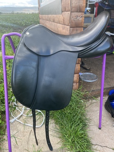 Dressage saddle medium - 17”,