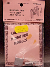 Langley Models N Gauge Diecast A22 Bus Shelter with Stop and Figures (K134)
