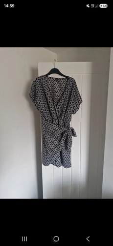 Black white geometric v neck - white,