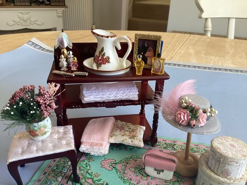 Dolls house scale - 1.12,